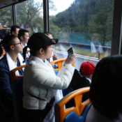 Het Jiuzhaigou Nationaal park is zeer uitgestrekt. Naast het entreebewijs, koop je dus ook een kaartje voor het vervoer in het park. In het park rijden gedurende de gehele dag bovenstaande bussen. Vervoer in het Jiuzhaigou Nationaal Park