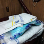 Het beddengoed was in plastic verpakt en zag er allemaal schoon uit, net zoals de rest van de coupe en de trein. Beddengoed trein Urumqi naar Almaty