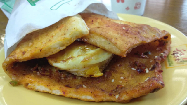 Een gebakken ei, met deeg dat ook even gebakken was. Snack in Urumqi, gebakken ei met deeg