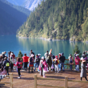 In het Jiuzhaigou Nationaal park zijn zeer veel verschillende meren te vinden, dit is het Long (Draak) meer. Dit meer is op sommige stukken dieper dan 103 meter! Het Long meer in het Jiuzhaigou Nationaal Park