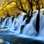 Je zult veel watervallen zien in het Jiuzhaigou Nationaal Park, dit is een zeer mooi exemplaar. Jiuzhaigou Nationaal Park een mooie waterval