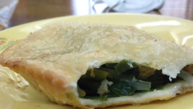 Een favoriete snack van mij in China, is een Jiuzhai bing. De vulling bestaat over het algemeen uit Jiuzhai en ei, zeer lekker! Snack in Urumqi een Jiuzhai bing