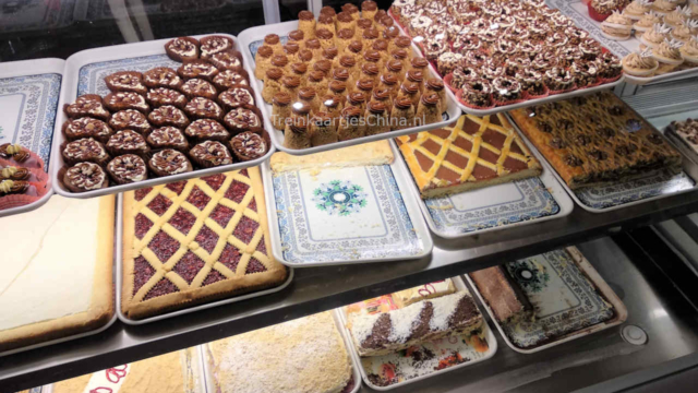 Nog meer zoete snacks in Urumqi. Chinezen houden over het algemeen niet echt van 'zoete' dingen. Zoete snacks in Urumqi