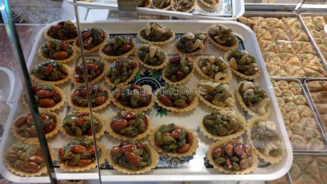 Een soort zandgebakje met druiven, walnoten en dadel voor CNY 8,-. Deze snacks ben ik alleen in Xinjiang tegengekomen. Zoete snacks in Urumqi