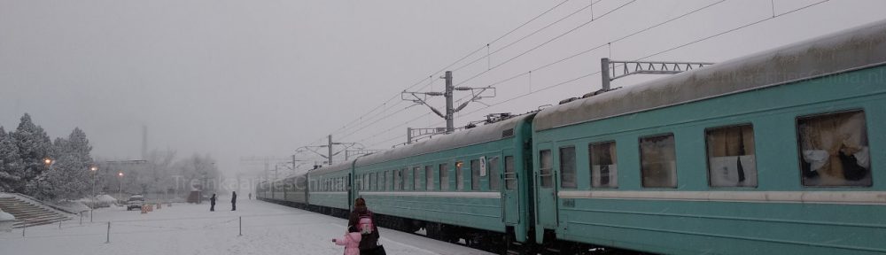 Trein K9797 van Urumqi naar Almaty op het Alanshankou treinstation